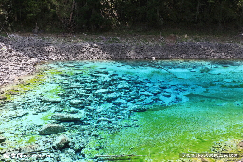 梦幻多彩的清澈水域