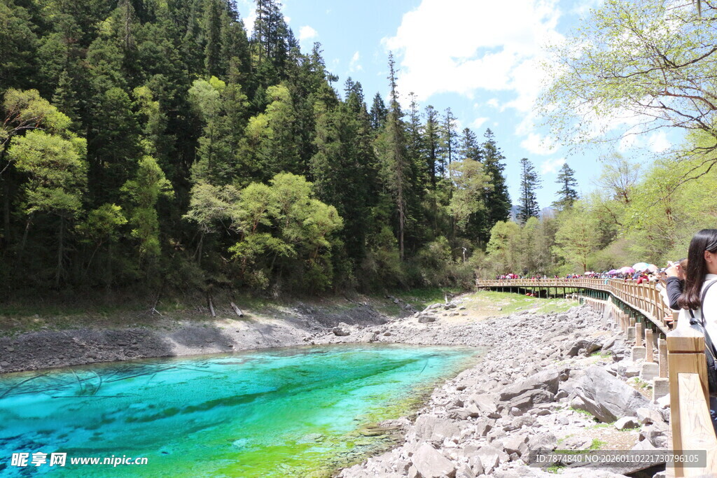山间碧绿水边观景人