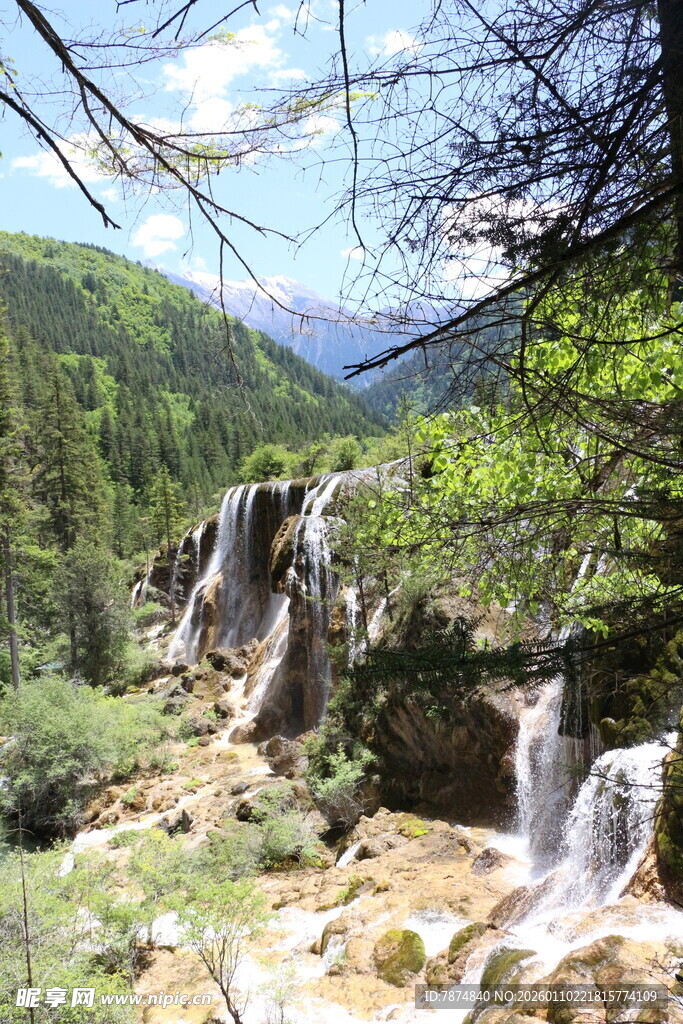 山间秀丽瀑布自然风光