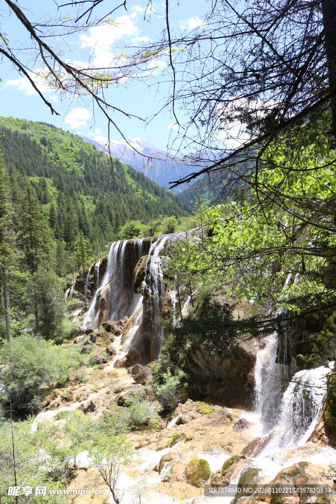 山间秀丽瀑布自然美景