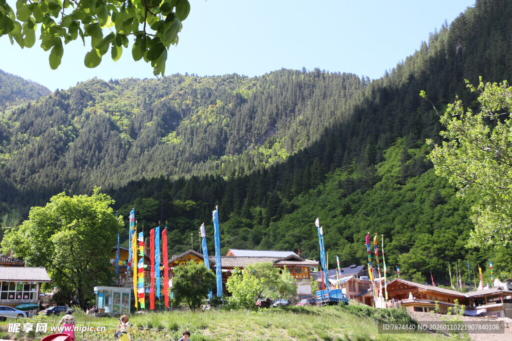 山间多彩户外露营场景