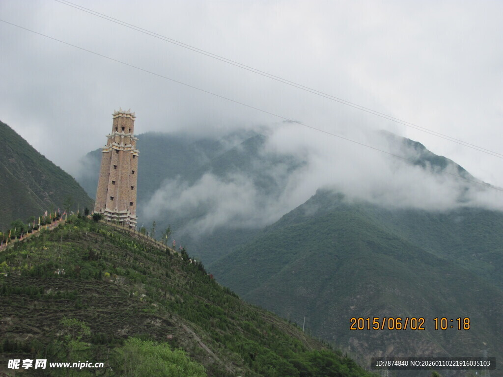 山间古塔隐于云雾之中