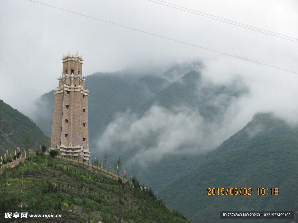 山间孤塔云雾缭绕