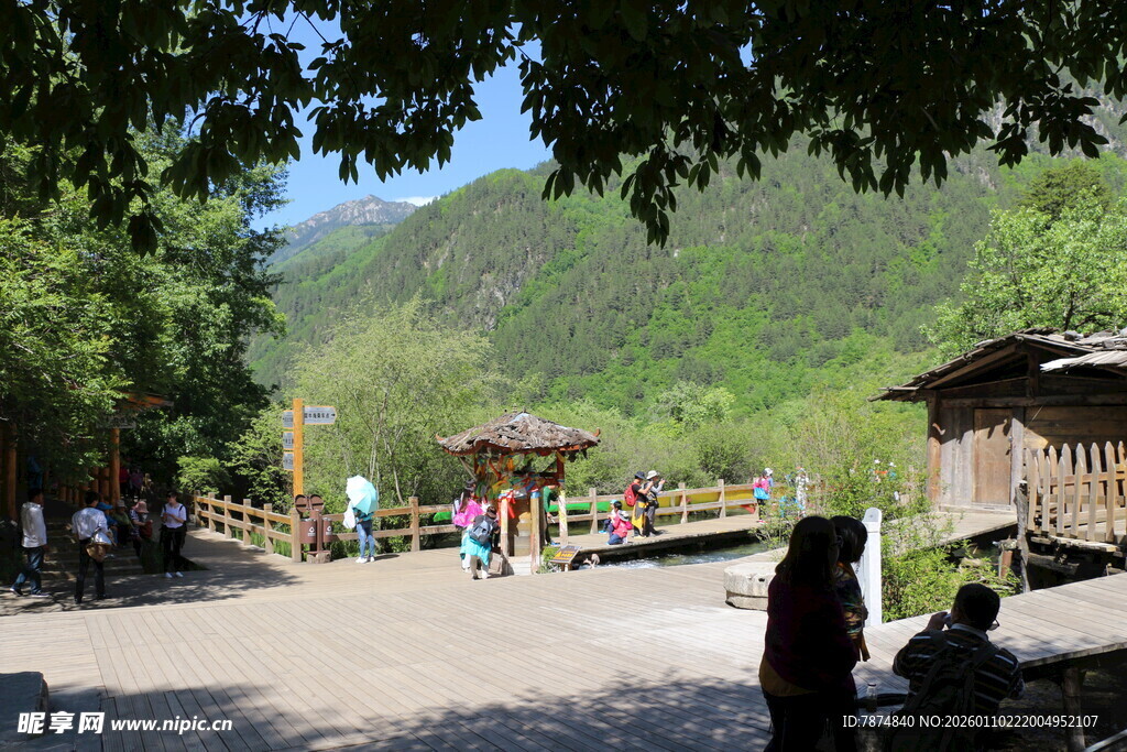 山间村落休闲场景