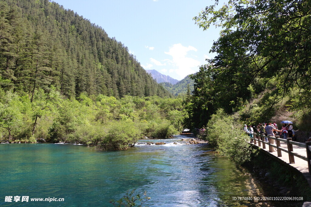 山间蓝溪旁的观景栈道