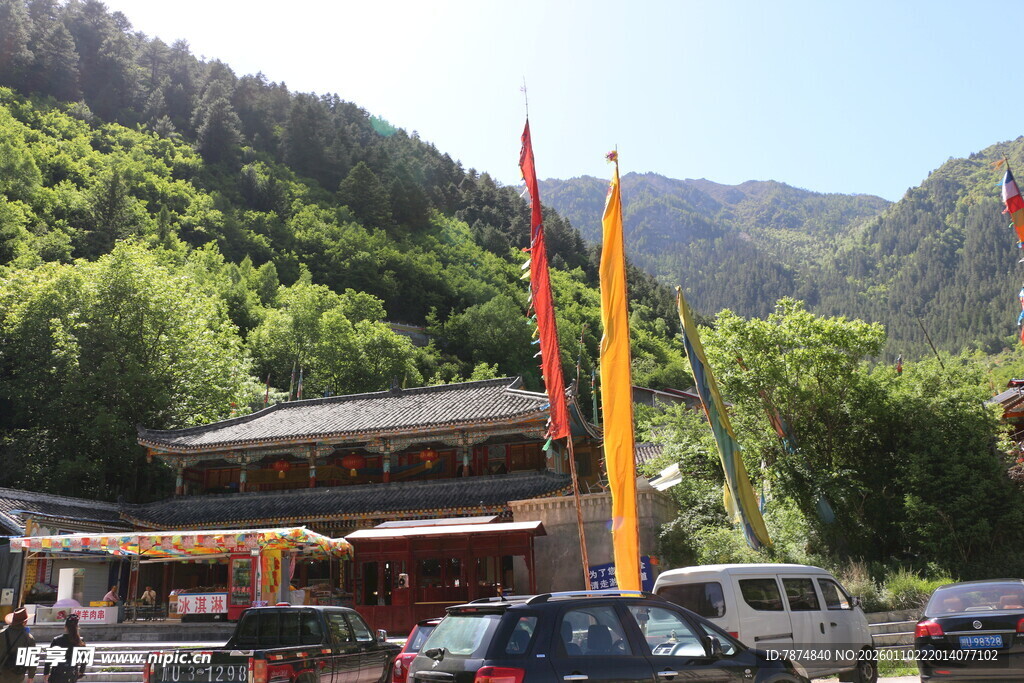 山间景区停车场及建筑