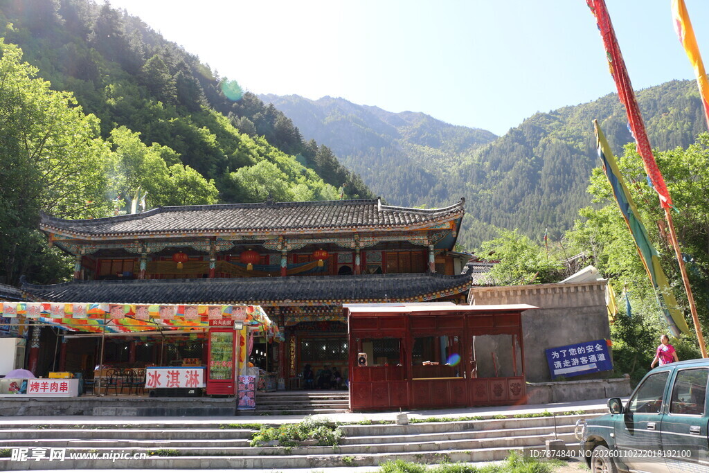 山间古雅庙宇景观