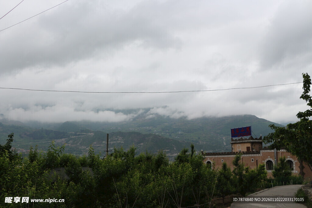 山间云雾缭绕的村落景象