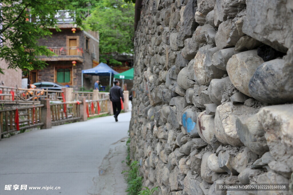 石墙旁的静谧山间小道