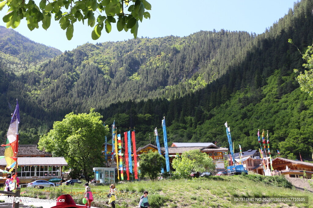山间热闹的户外集会场景