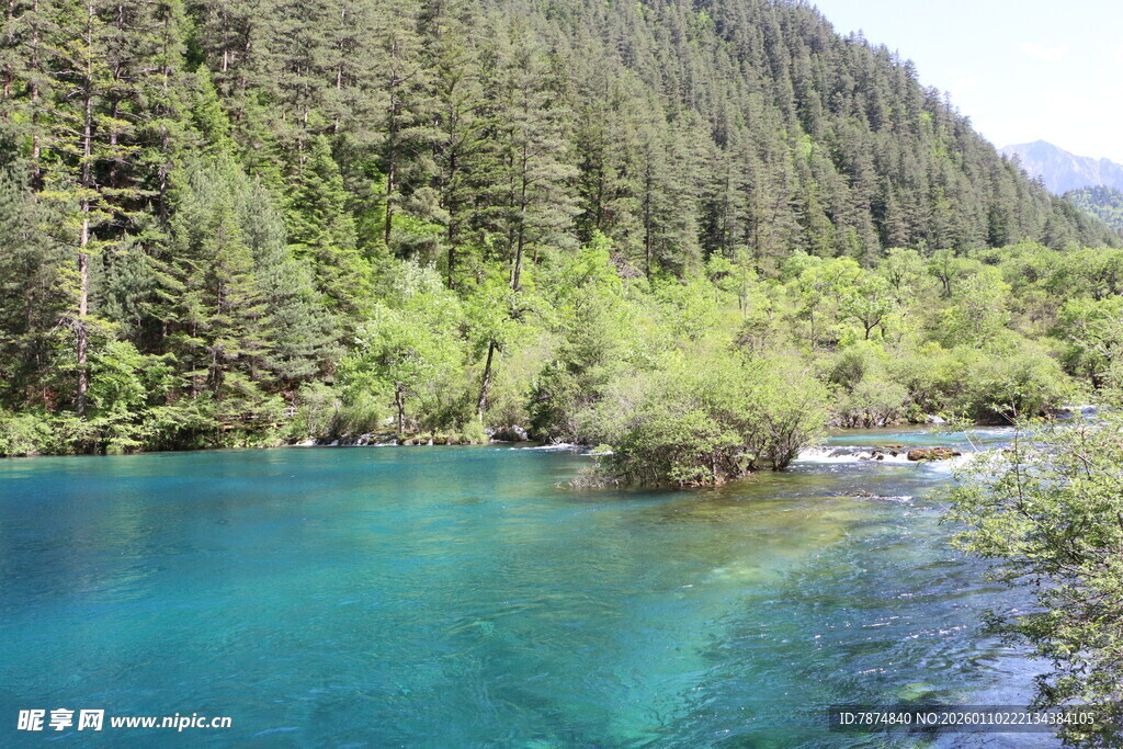 梦幻蓝绿色河水的山林景观