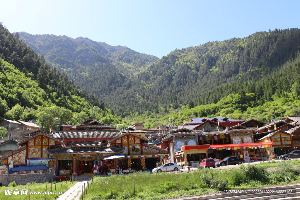 山间特色村落美景