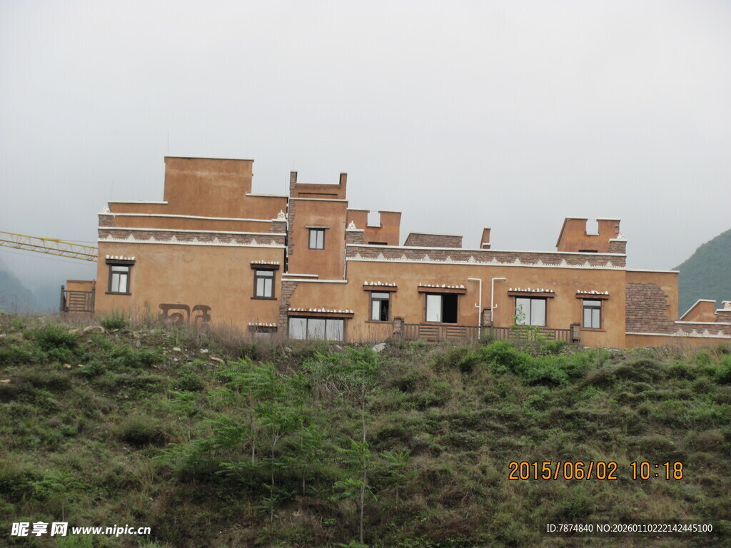 藏式风格建筑屹立于山坡