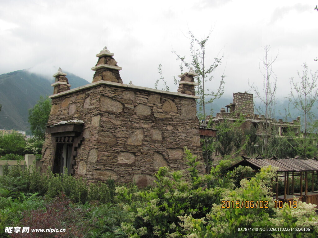 古朴石砌建筑 绿植环绕