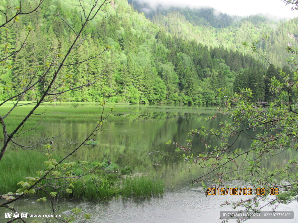 山林间的静谧湖泊