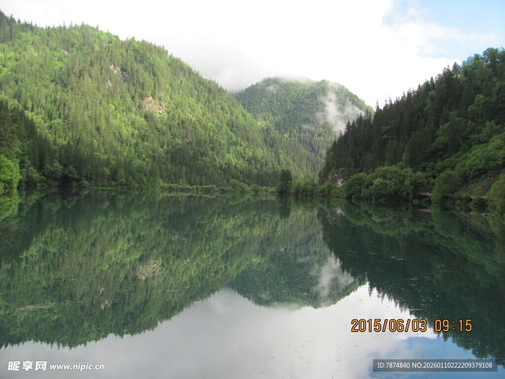 青山绿水间的静谧湖面