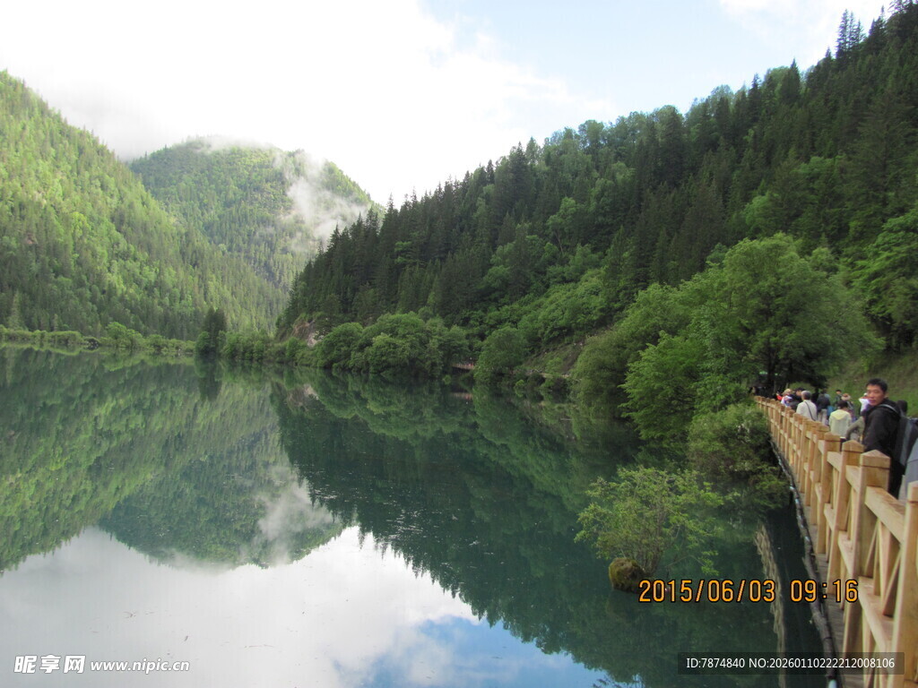 湖畔木栈道的秀丽山水景
