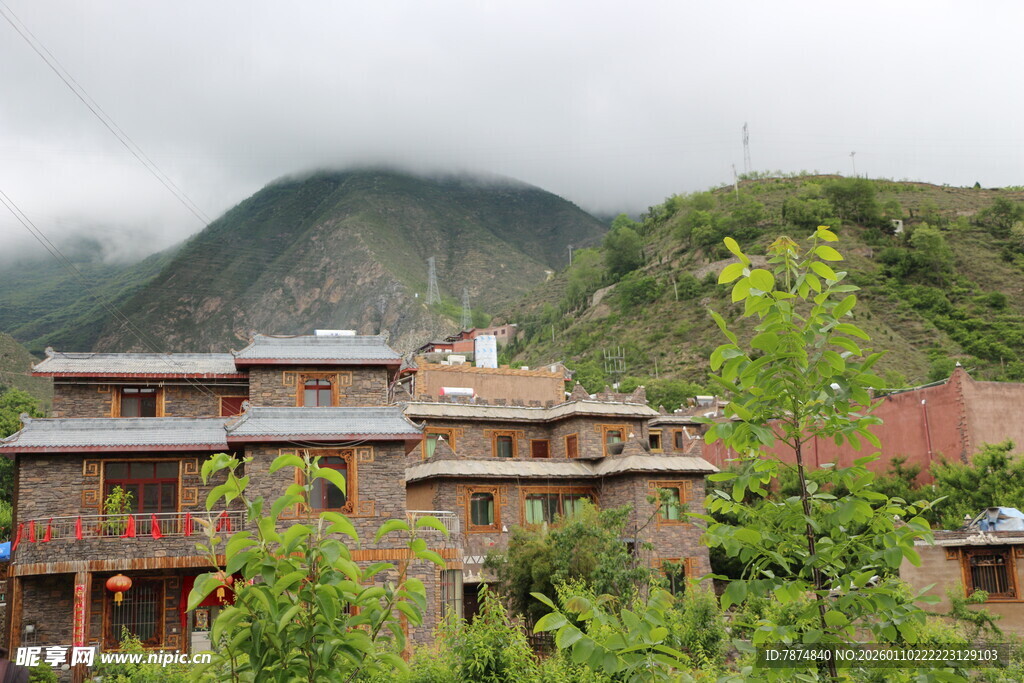 山间藏式民居隐于云雾中