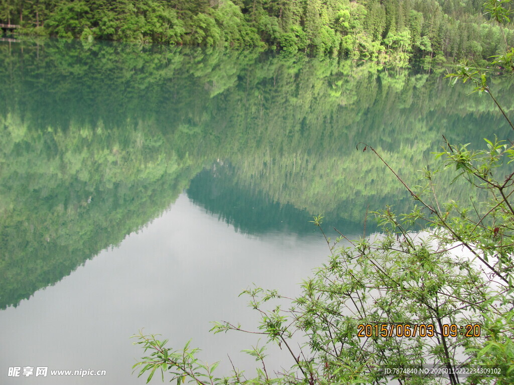青山绿水间的静谧湖面