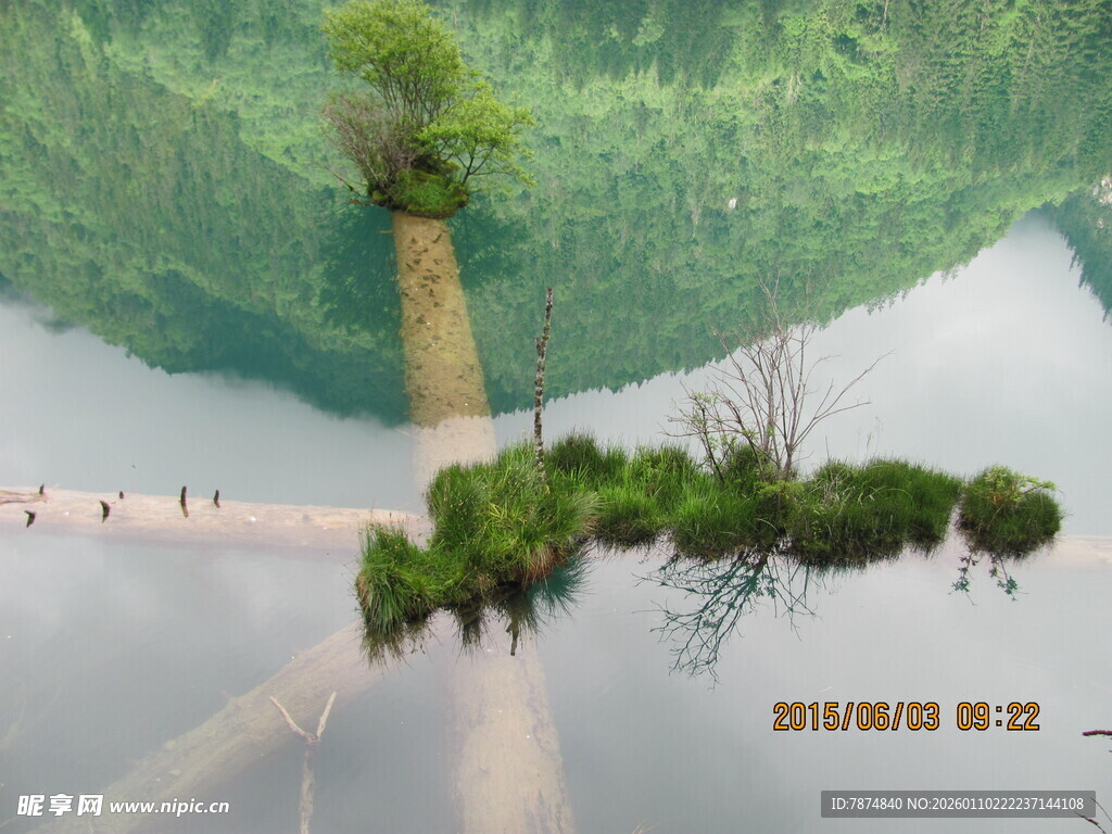 山间栈道临碧水美景