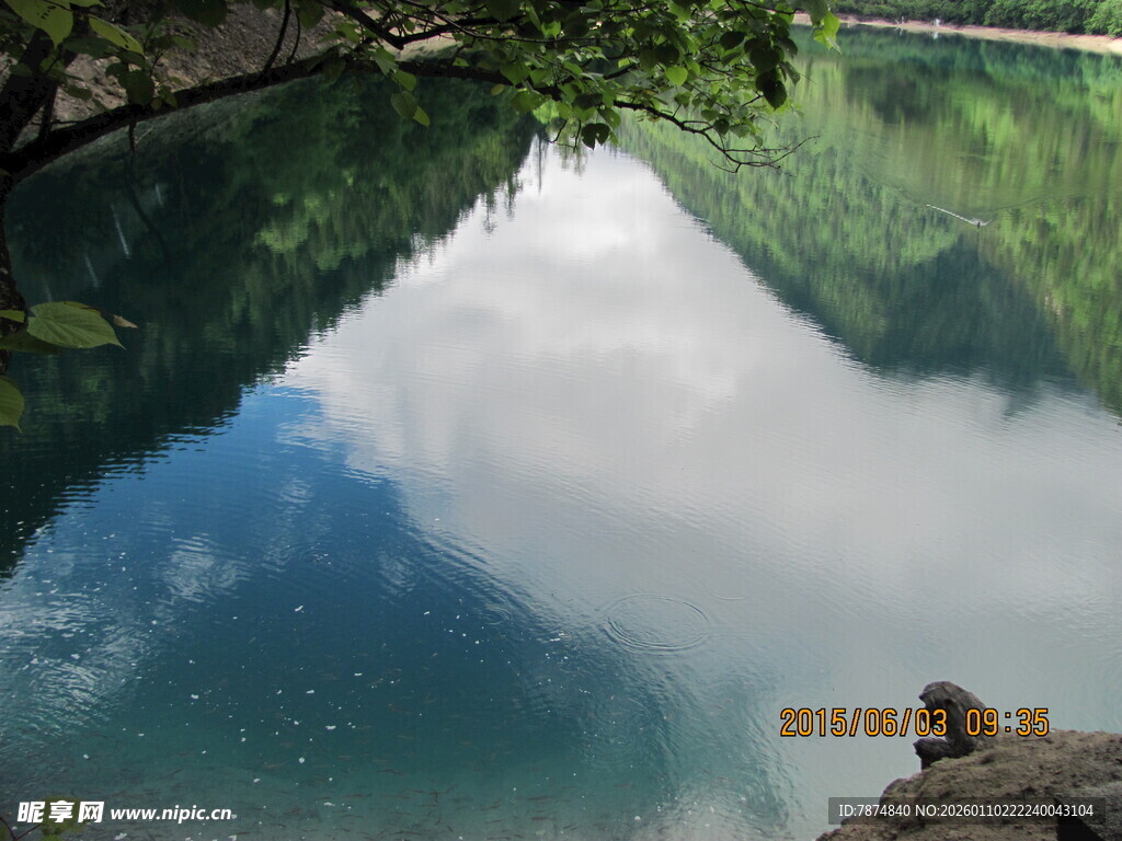 山间澄澈湖水映白云