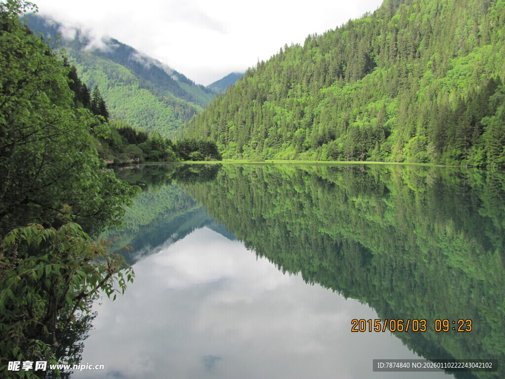 青山绿水间的静谧湖泊