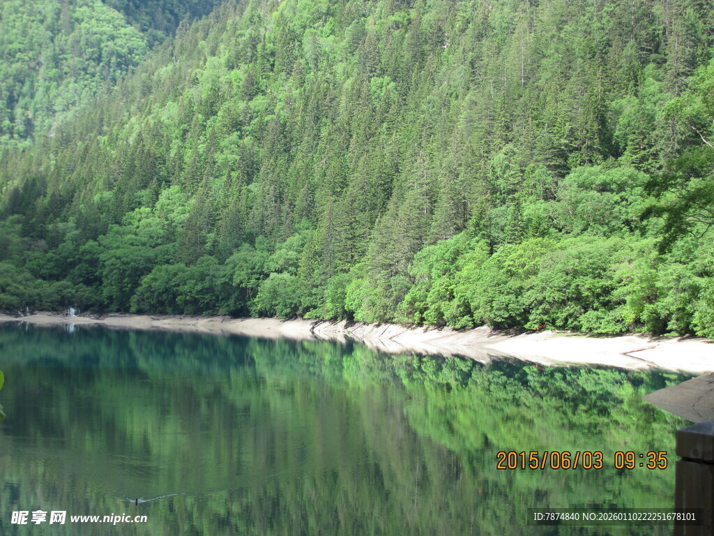 青山绿水间的静谧湖泊