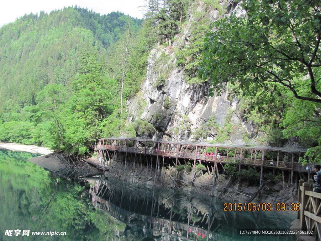 山间临水栈道 清幽美景