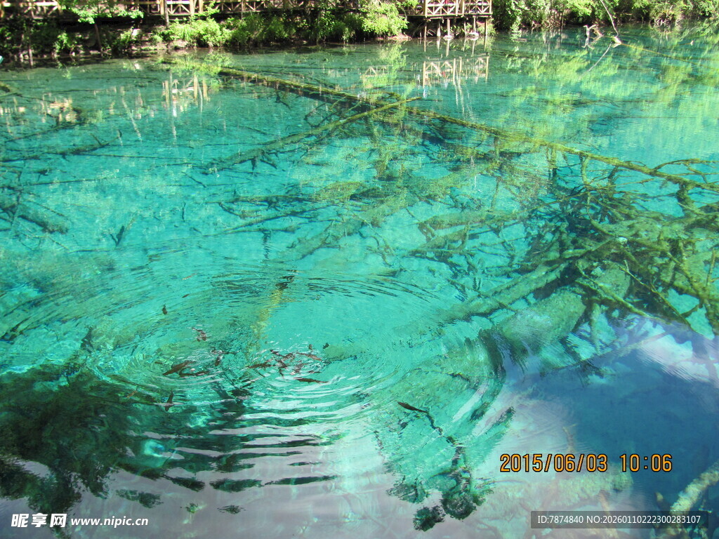 清澈见底的幽蓝湖水