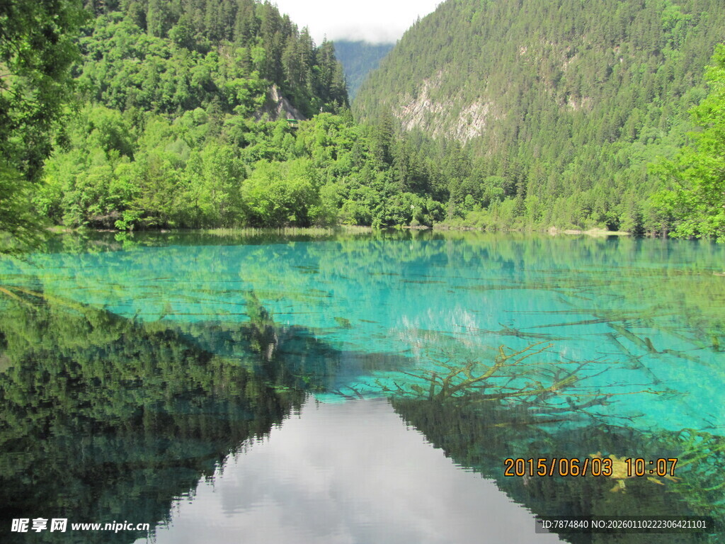 梦幻蓝湖 青山环绕之景