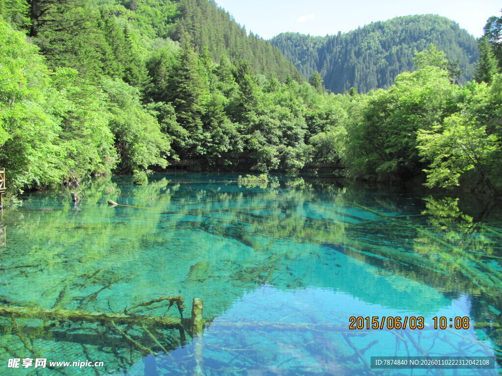 九寨沟清澈美丽的湖景