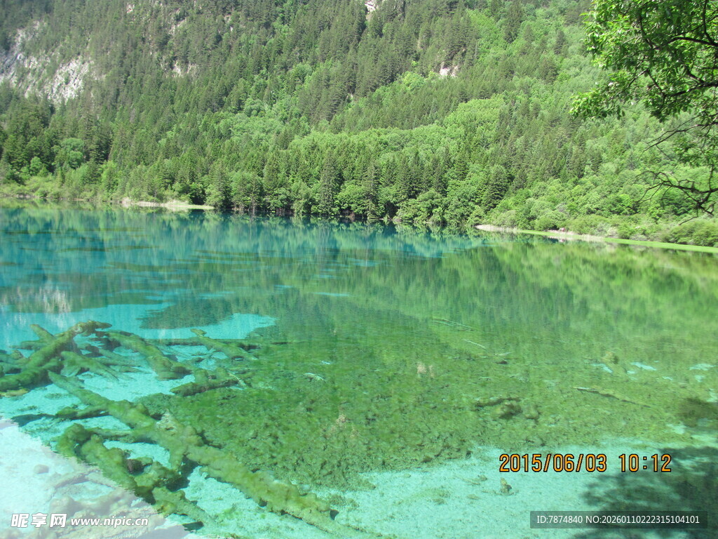 清澈碧绿的山间湖泊