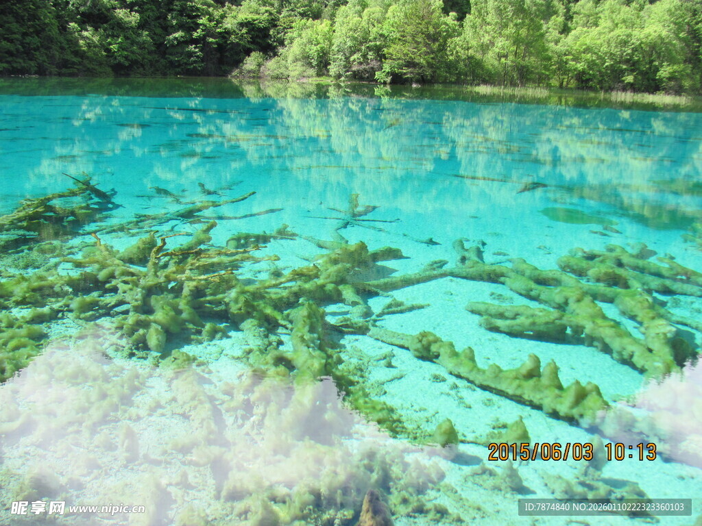 清澈蓝绿湖水与水下景观