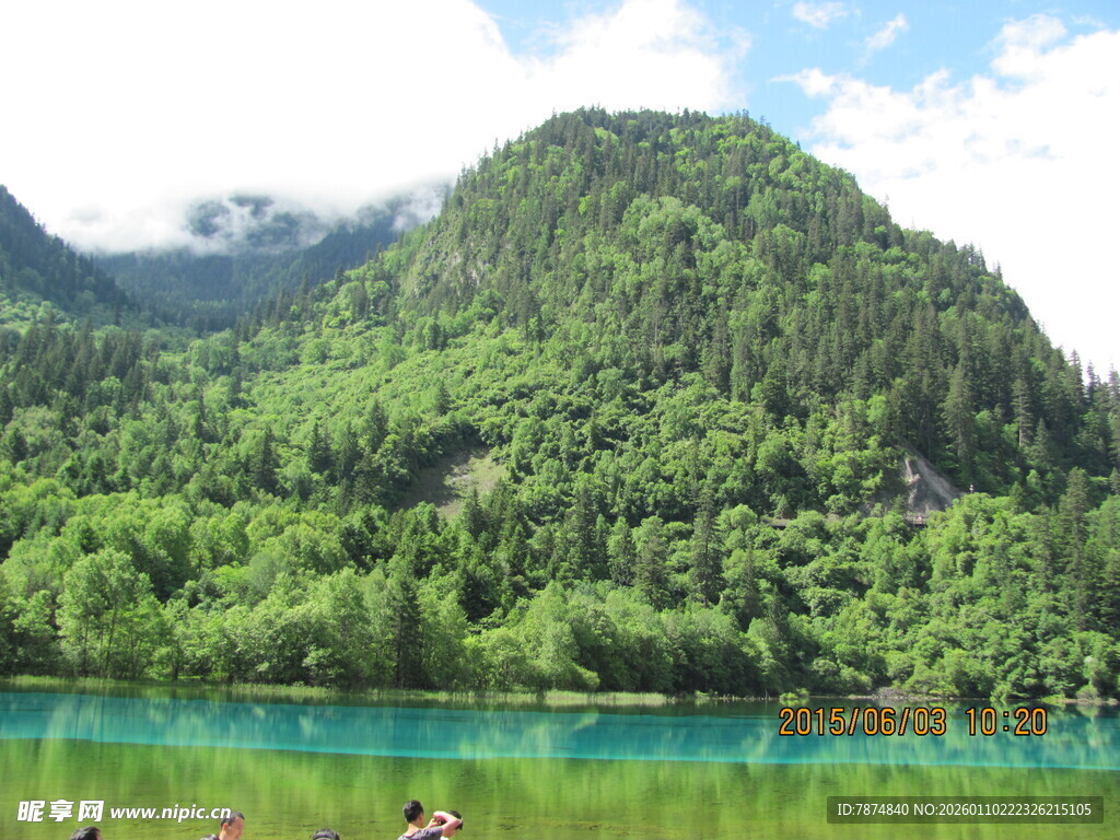 青山绿水间的秀丽湖泊