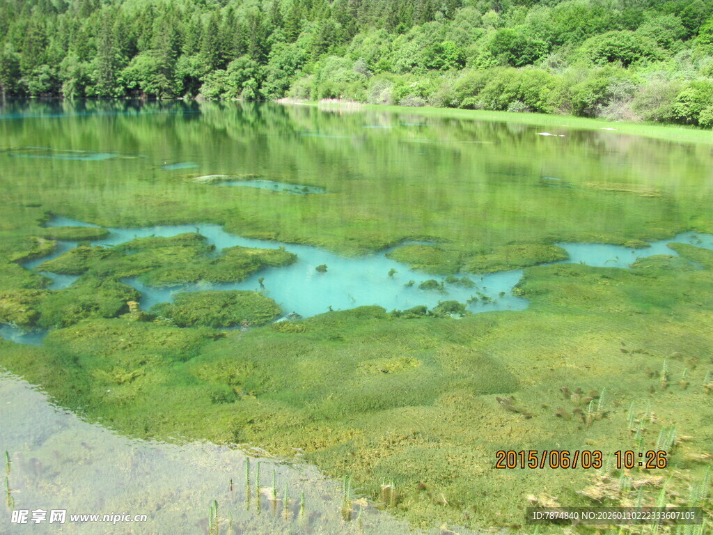 清澈碧绿的山间静谧湖泊