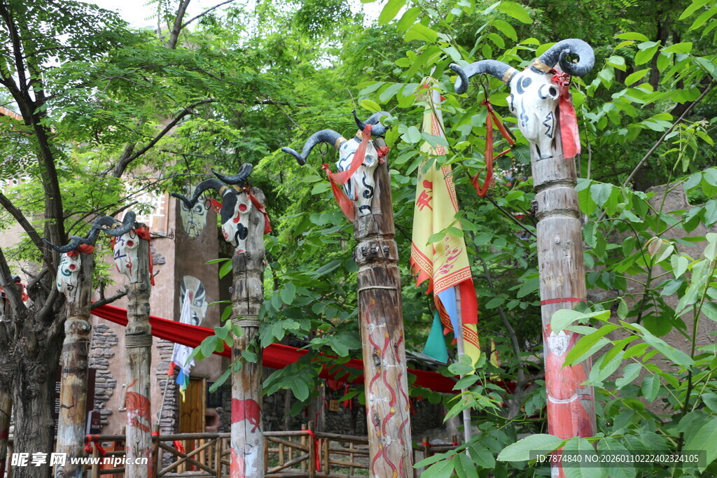 祈福木牌挂于绿树间