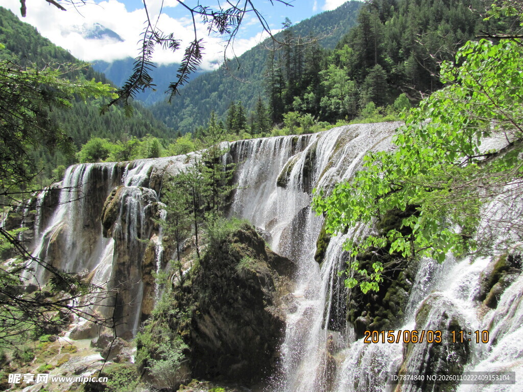 山间壮丽瀑布景观
