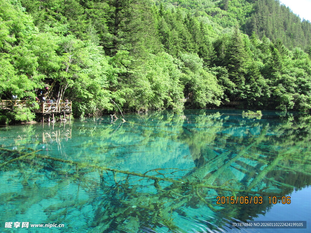 清澈碧绿的山林湖泊美景