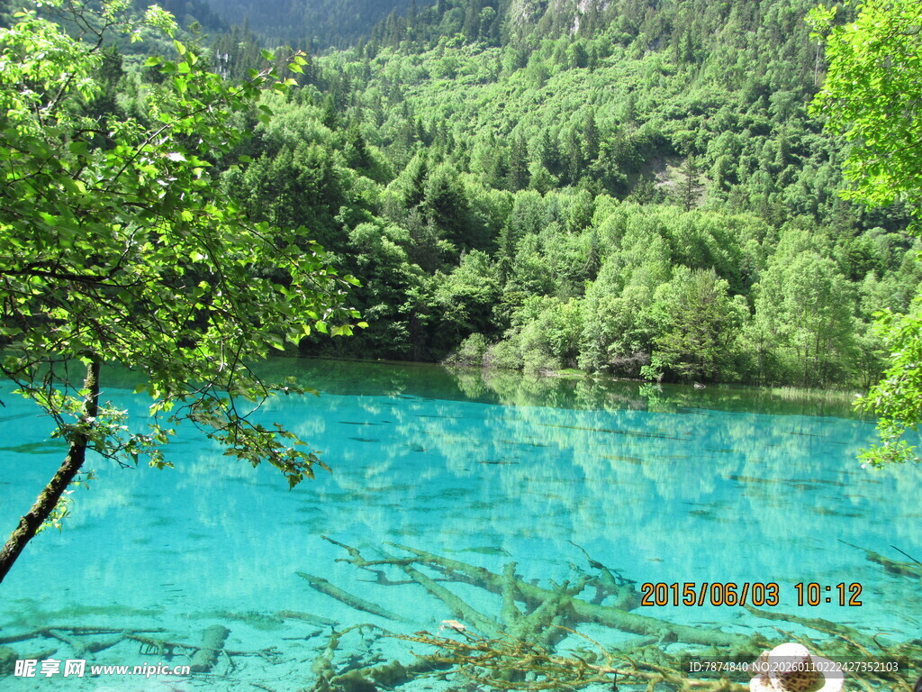 梦幻蓝湖 山林环绕之景