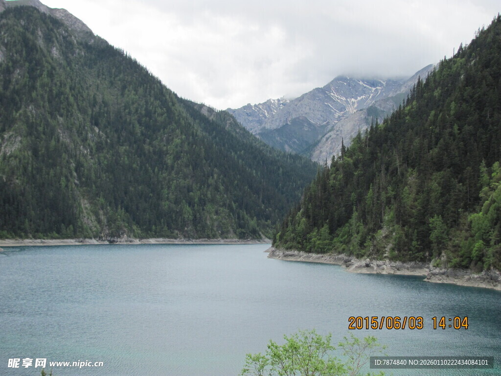 高山湖泊秀丽风光