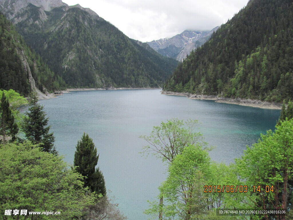 山间幽蓝湖泊美景