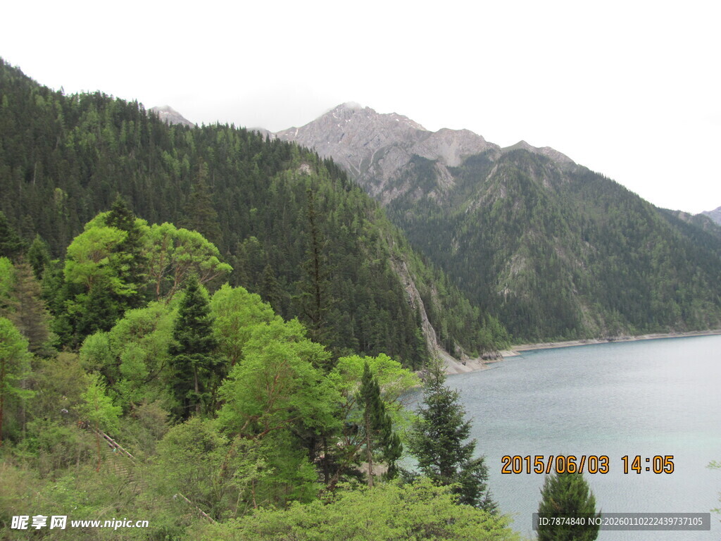 青山绿水环绕的秀丽湖泊