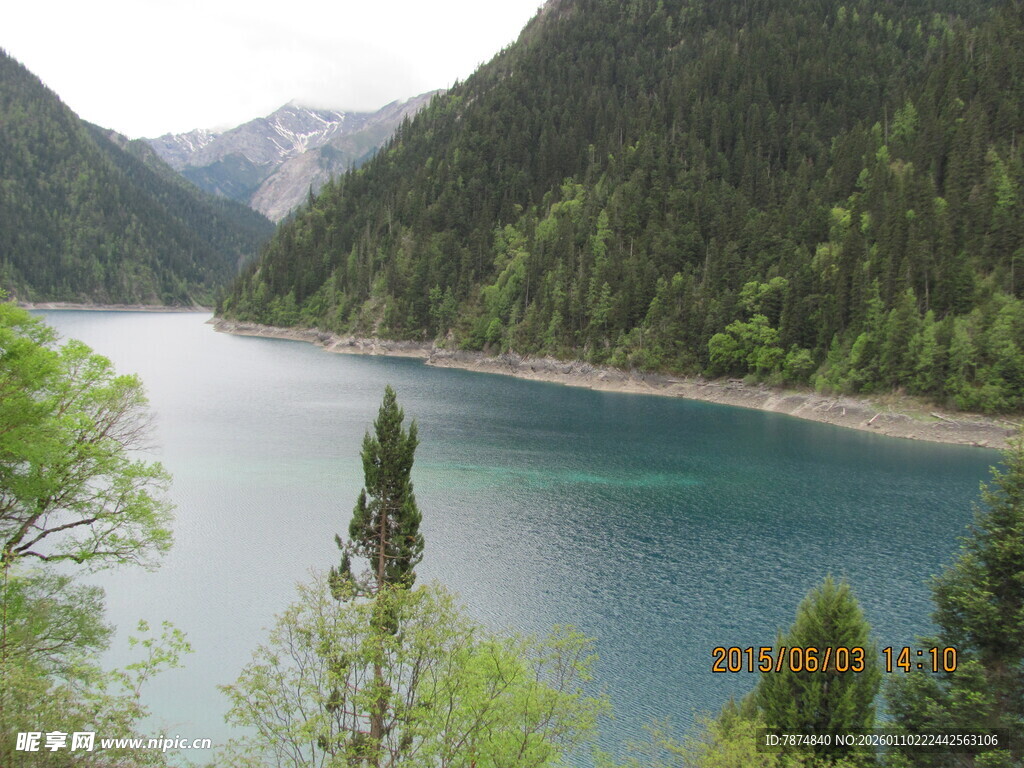 秀丽山水间的静谧湖泊