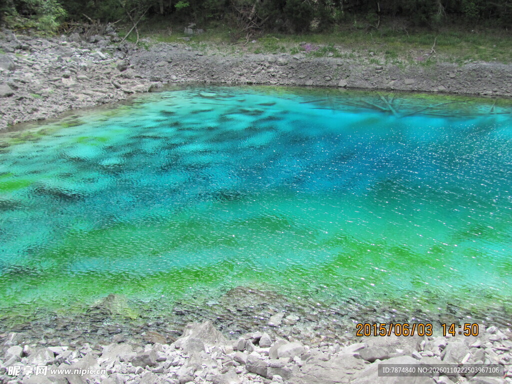 清澈蓝绿色天然小水池
