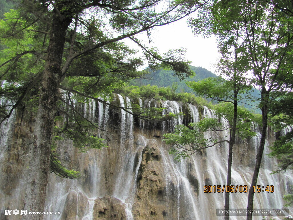 山林间的壮观瀑布景观
