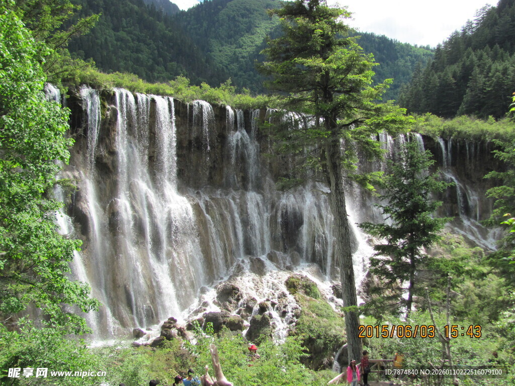 山间壮丽瀑布景观