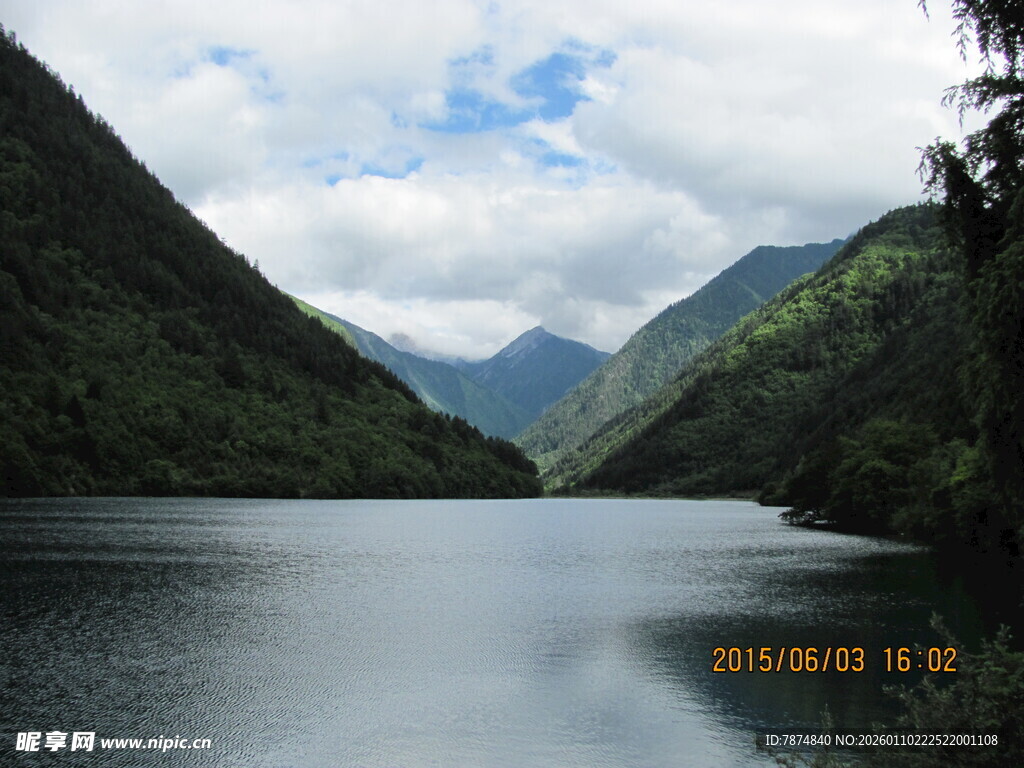 宁静山水间的秀丽湖泊
