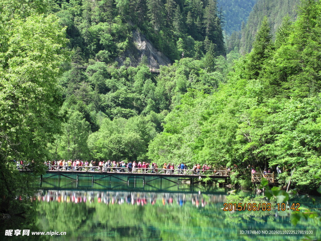 九寨沟美景中的游船队伍