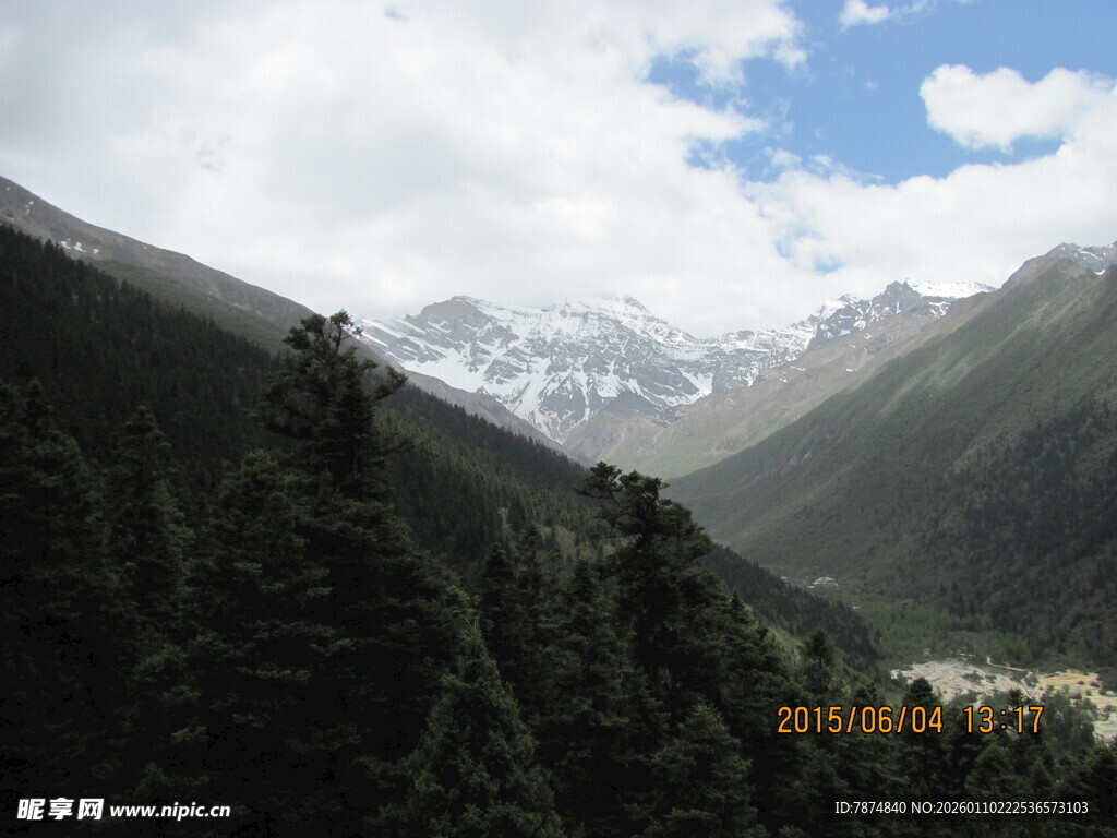 雪山下的葱郁山谷