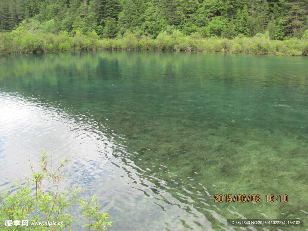 清澈碧绿的宁静湖水